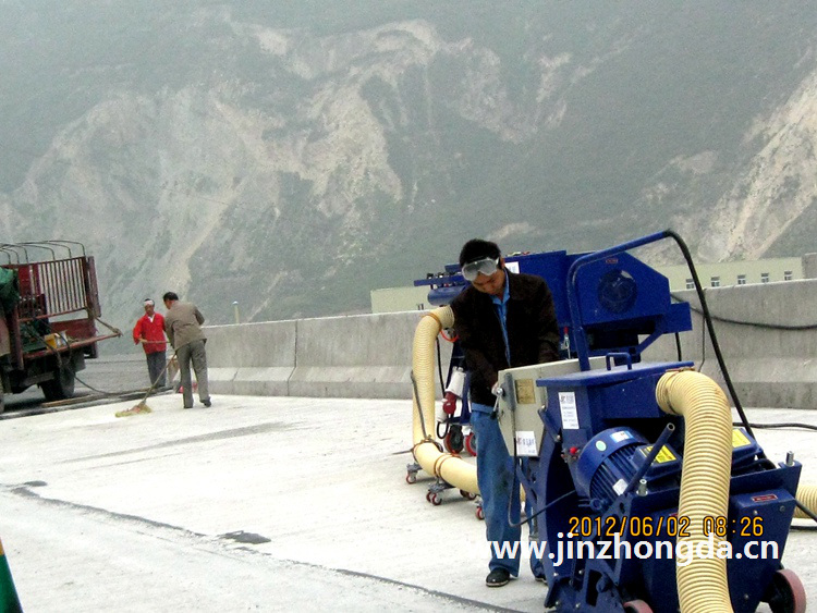 移动式抛丸机对高速公路进行处理